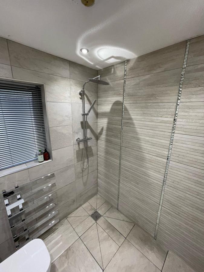 Riverside 2 Bedroom Townhouse With Car Charger アバーガベニー エクステリア 写真