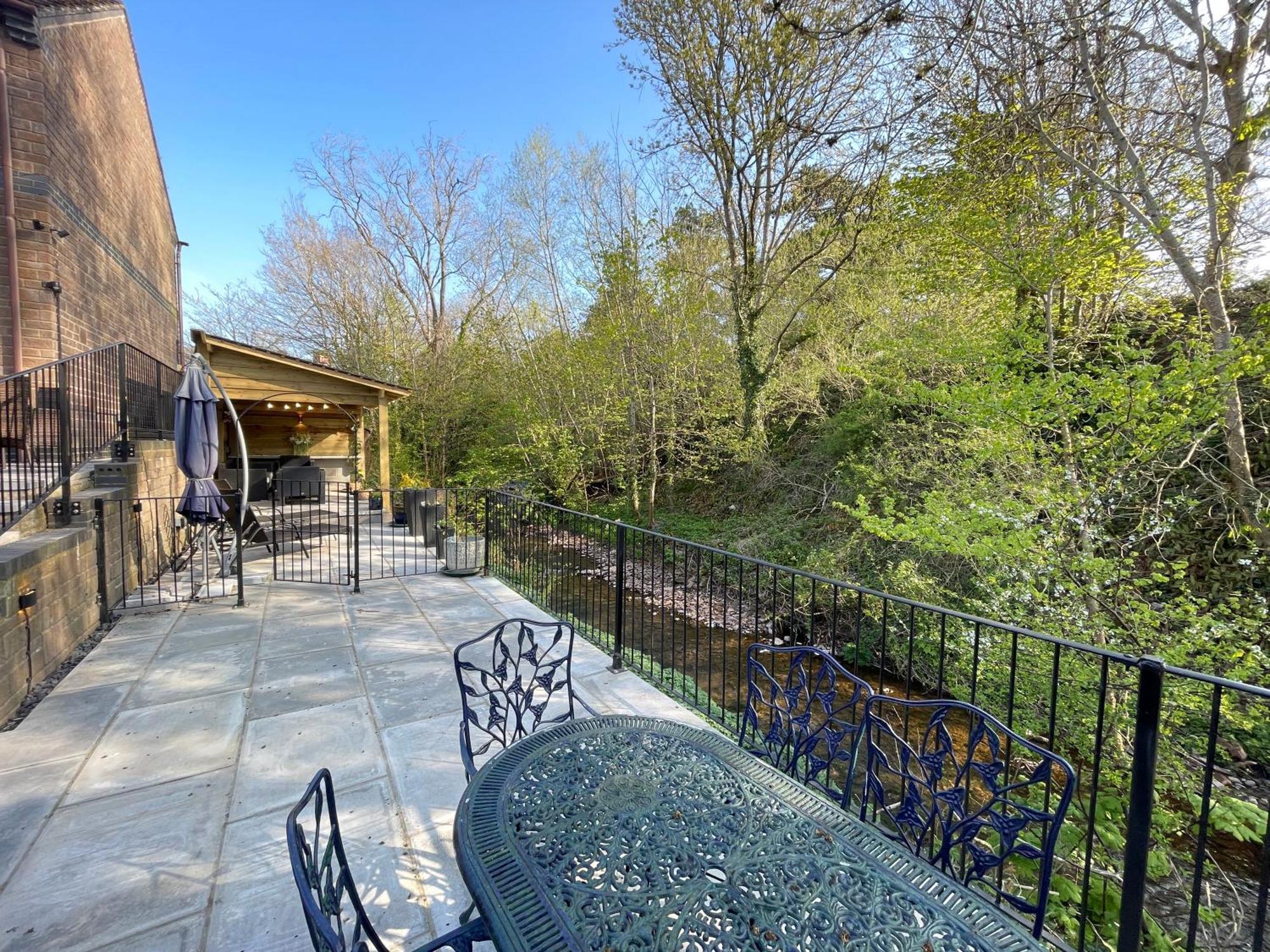 Riverside 2 Bedroom Townhouse With Car Charger アバーガベニー エクステリア 写真
